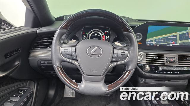Lexus LS 2021 — photo 33