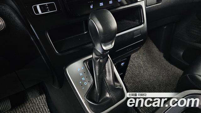 Hyundai Staria 2025 — photo 12