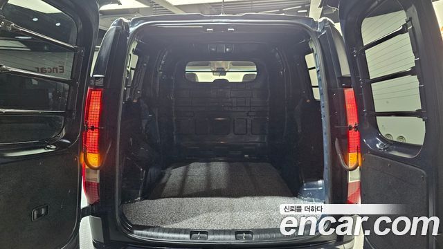 Hyundai Staria 2025 — photo 28