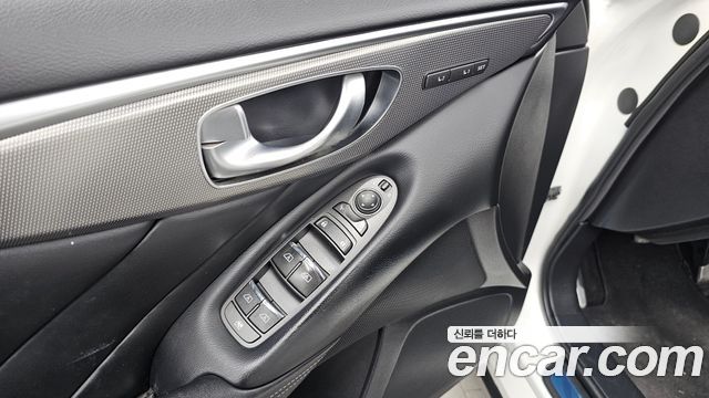 Infiniti Q50 2016 — photo 19