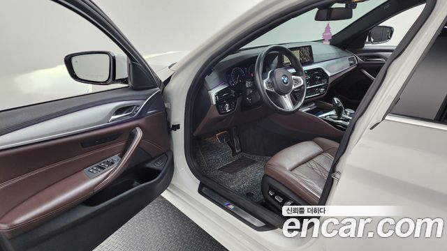 BMW 5-Series 2019 — photo 10
