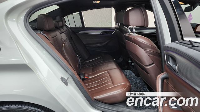 BMW 5-Series 2019 — photo 11