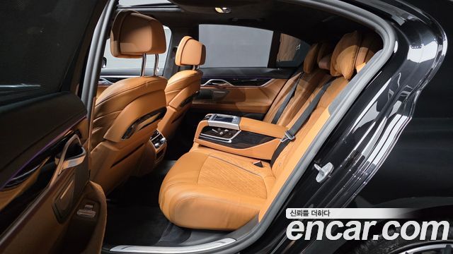 BMW 7-Series 2021 — photo 18