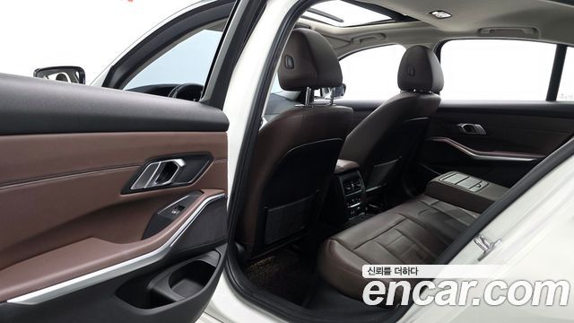 BMW 3-Series 2019 — photo 17