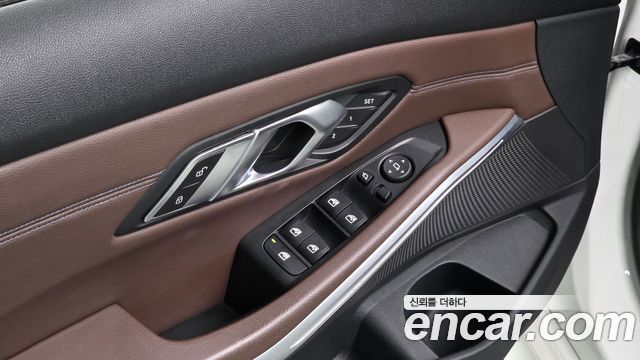 BMW 3-Series 2019 — photo 22