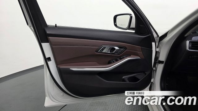 BMW 3-Series 2019 — photo 14