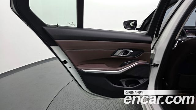 BMW 3-Series 2019 — photo 15