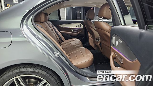 Mercedes-Benz E-Class 2019 — photo 17