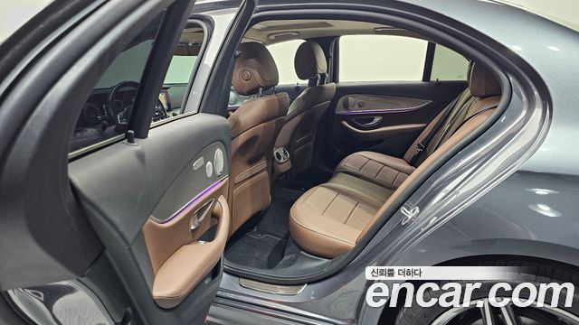 Mercedes-Benz E-Class 2019 — photo 18