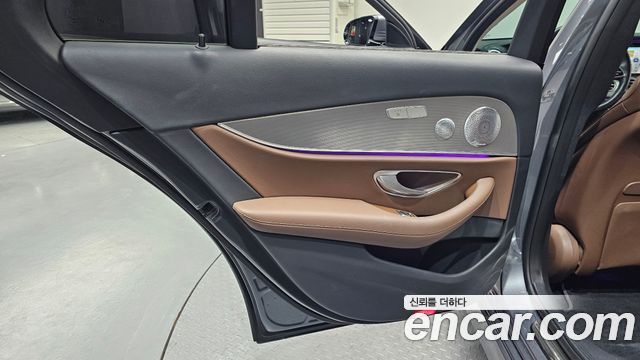 Mercedes-Benz E-Class 2019 — photo 15