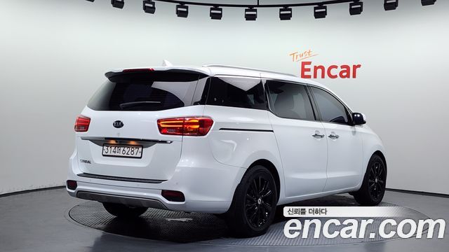 Kia Canival 2019 — photo 2