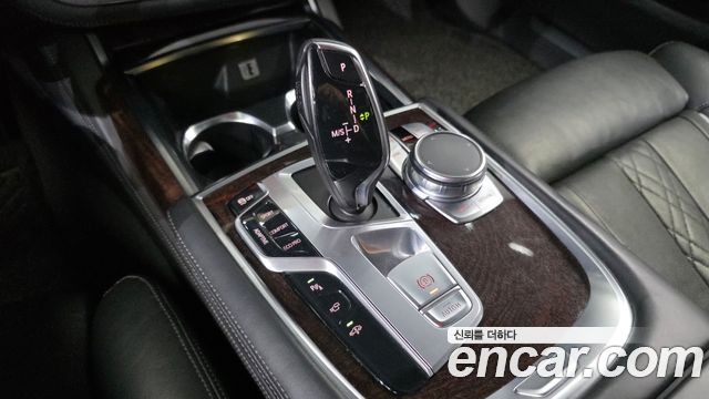 BMW 7-Series 2016 — photo 9