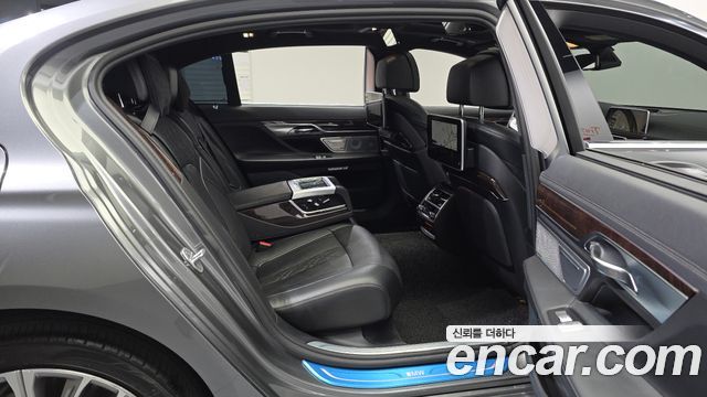 BMW 7-Series 2016 — photo 11