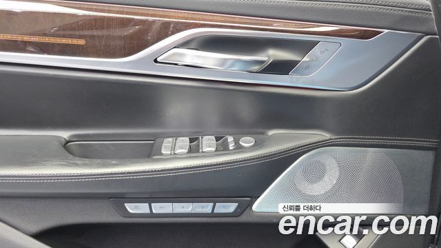 BMW 7-Series 2016 — photo 13
