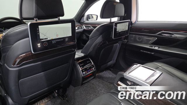 BMW 7-Series 2016 — photo 17