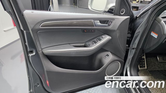 Audi SQ5 2015 — photo 14
