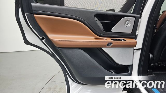 Lincoln Aviator 2021 — photo 15
