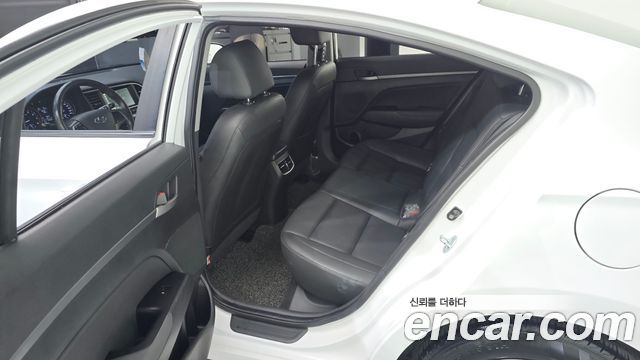 Hyundai AVANTE 2016 — photo 11