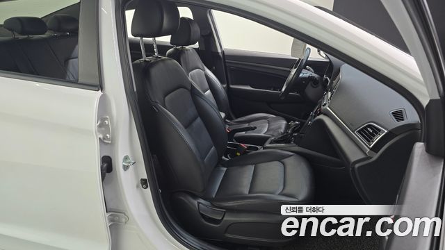 Hyundai AVANTE 2016 — photo 12