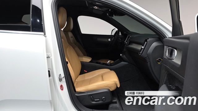 Volvo XC40 2021 — photo 16