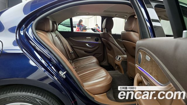 Mercedes-Benz E-Class 2017 — photo 11
