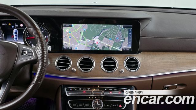 Mercedes-Benz E-Class 2017 — photo 12