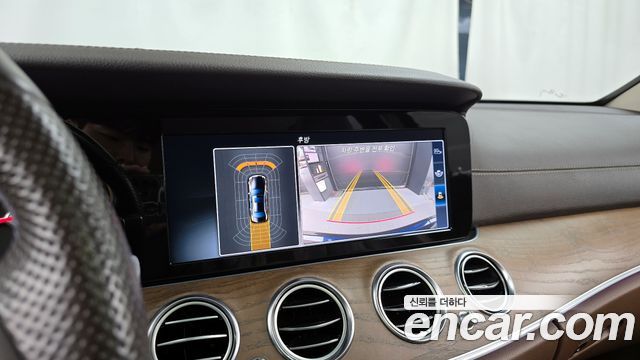 Mercedes-Benz E-Class 2017 — photo 14