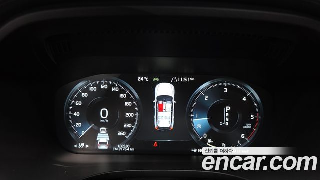 Volvo XC60 2018 — photo 11