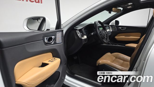 Volvo XC60 2018 — photo 13