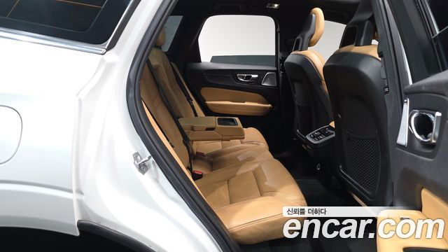 Volvo XC60 2018 — photo 17