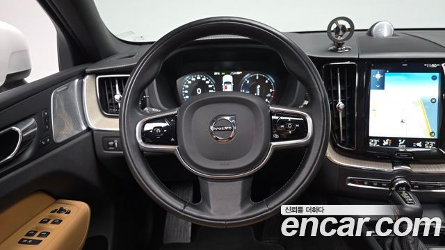 Volvo XC60 2018 — photo 18