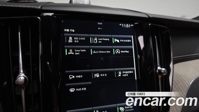 Volvo XC60 2018 — photo 24