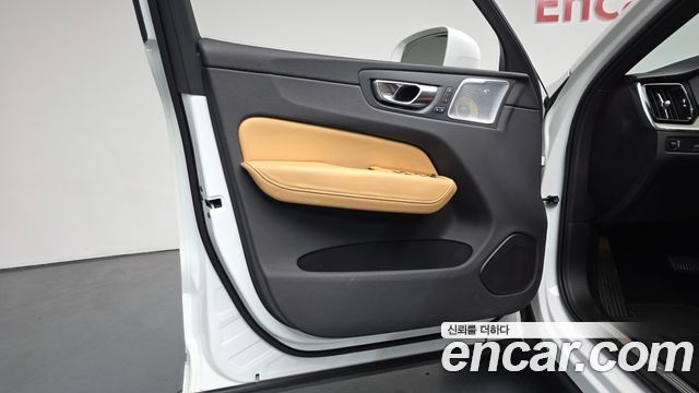 Volvo XC60 2018 — photo 14