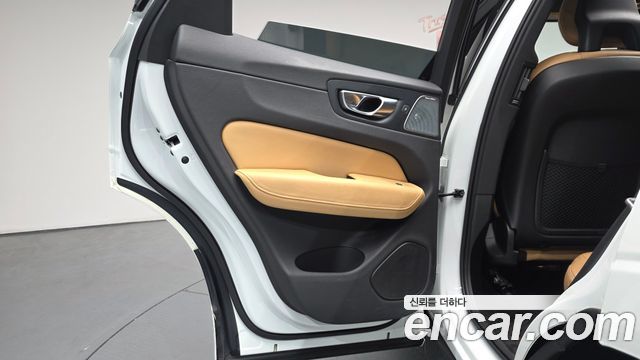 Volvo XC60 2018 — photo 15