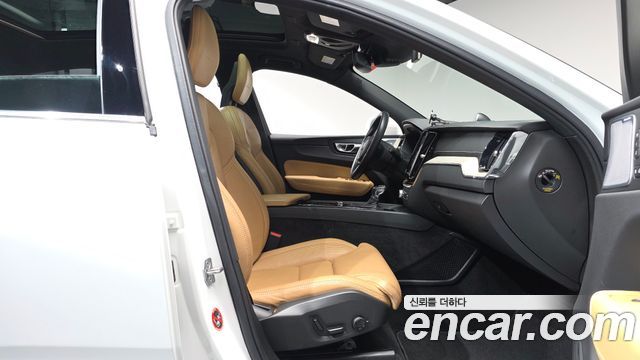 Volvo XC60 2018 — photo 16