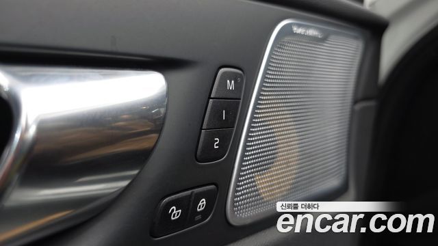 Volvo XC60 2018 — photo 28