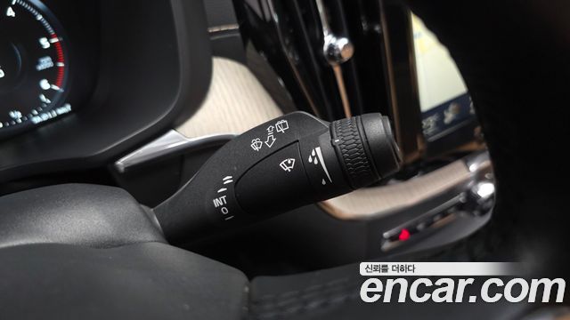 Volvo XC60 2018 — photo 29