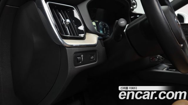 Volvo XC60 2018 — photo 32