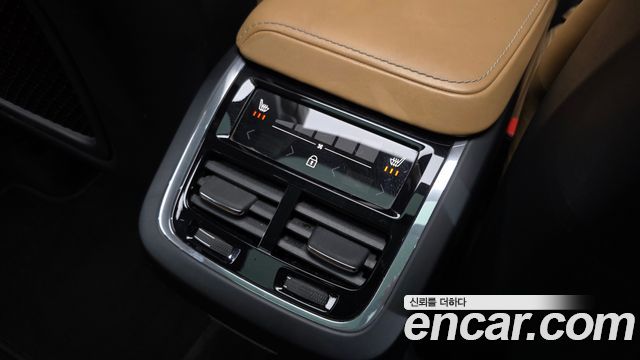 Volvo XC60 2018 — photo 33