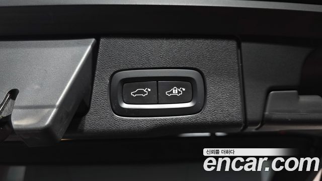 Volvo XC60 2018 — photo 34