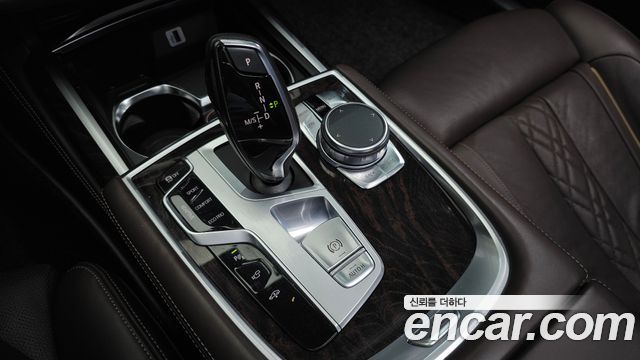 BMW 7-Series 2017 — photo 9