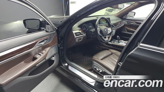 BMW 7-Series 2017 — photo 10