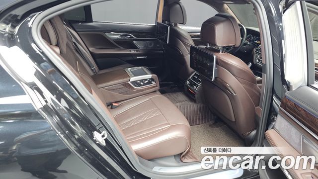 BMW 7-Series 2017 — photo 11