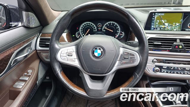 BMW 7-Series 2017 — photo 12