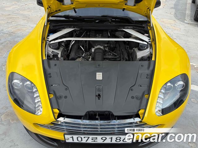 Aston Martin Vantage 2016 — photo 16