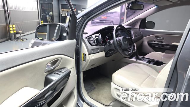 Kia Canival 2015 — photo 13