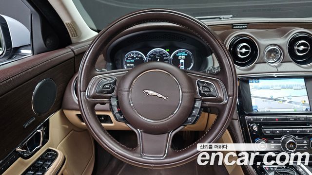 Jaguar XJ 2014 — photo 13