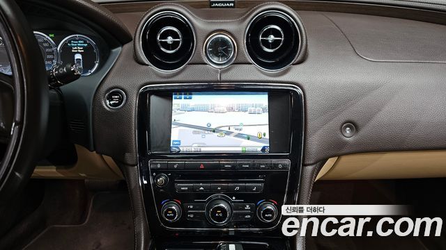 Jaguar XJ 2014 — photo 14