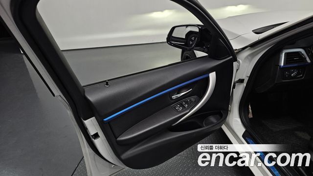 BMW 3-Series 2017 — photo 14