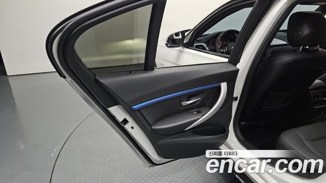 BMW 3-Series 2017 — photo 15